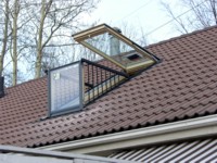 Velux-parvekeikkuna ulkoapäin kuvattuna