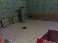 Kylpyhuone osittain laatoitettuna